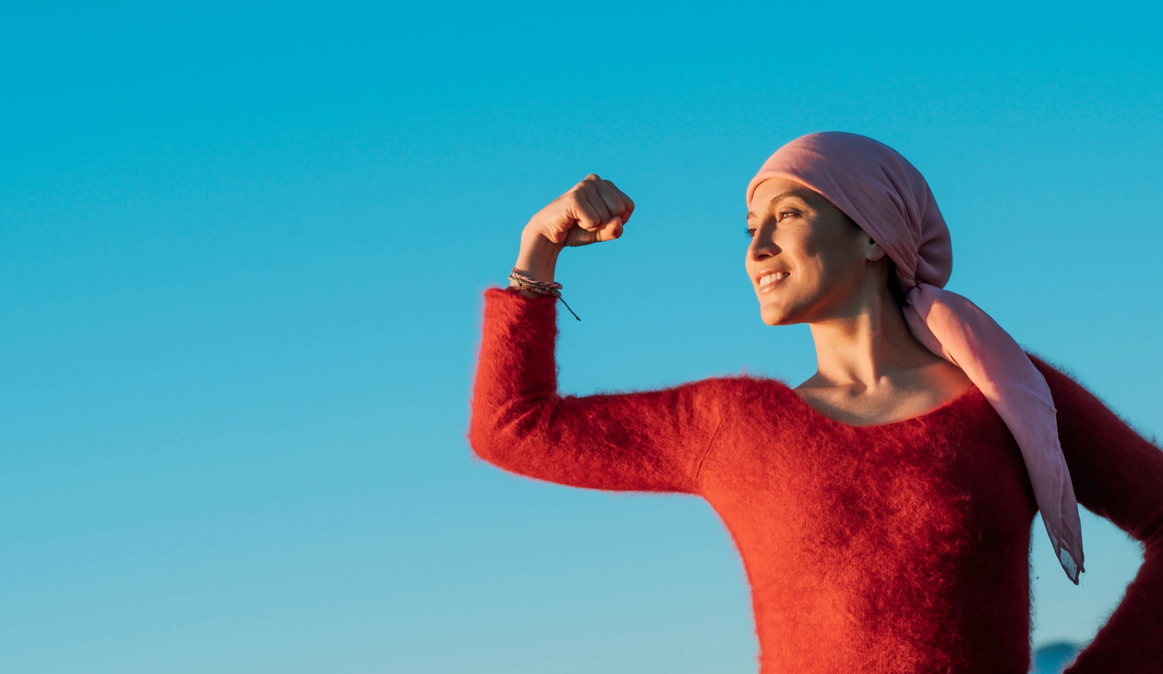 Femme souriante, poing levé — Boxing Crab, box de soins de support pour patients et aidants